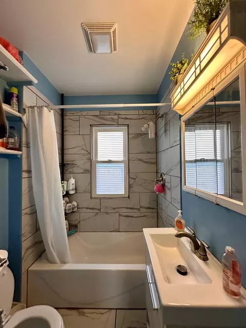 Bath - 923 4th Ave, Aurora, IL 60505 photo 1 of 2