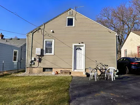 Exterior - 923 4th Ave, Aurora, IL 60505 photo 9 of 11