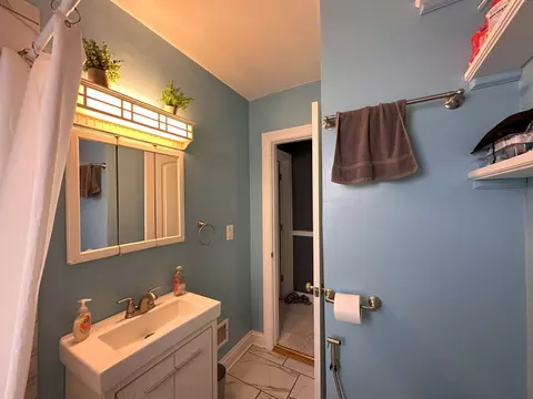 Bath - 923 4th Ave, Aurora, IL 60505 photo 2 of 2