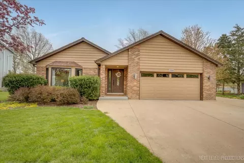 2208 Flambeau Dr, Naperville, IL 60564