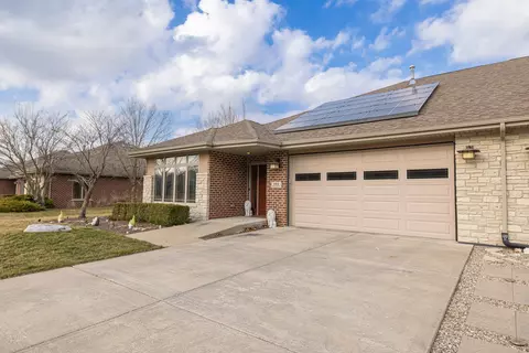 160 River Run Dr, Saint Anne, IL 60964