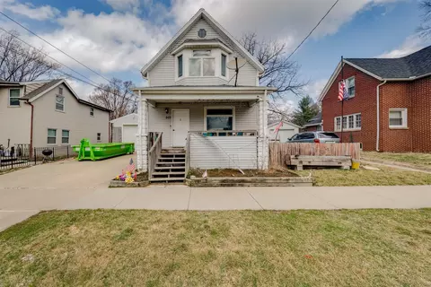 Exterior - 603 W Walnut St, Bloomington, IL 61701 photo 2 of 12