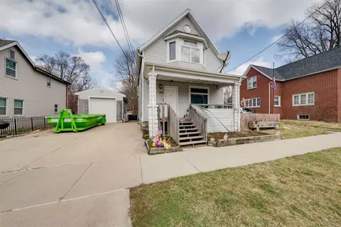 Exterior - 603 W Walnut St, Bloomington, IL 61701 photo 3 of 12