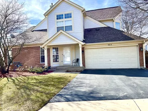 52 Ione Dr #A, South Elgin, IL 60177