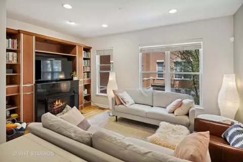 Living - 519 Chicago Ave #E, Evanston, IL 60202 photo 1 of 3