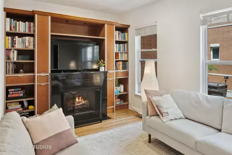 Living - 519 Chicago Ave #E, Evanston, IL 60202 photo 2 of 3