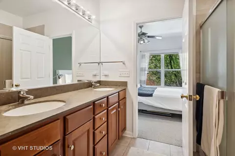 Bath - 519 Chicago Ave #E, Evanston, IL 60202 photo 3 of 4