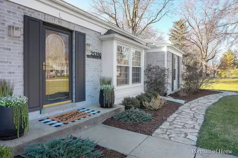 Exterior - 2 S350 Arrowhead Dr, Wheaton, IL 60189 photo 2 of 9