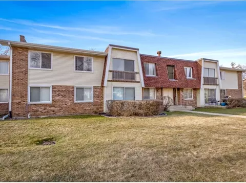 3018 Roberts Dr #8, Woodridge, IL 60517