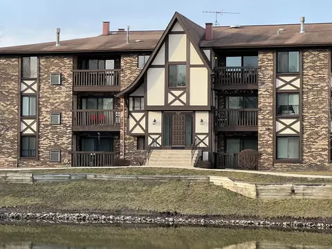 527 Cumnor Rd #207W, Westmont, IL 60559