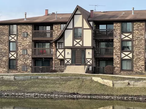 527 Cumnor Rd #207W, Westmont, IL 60559