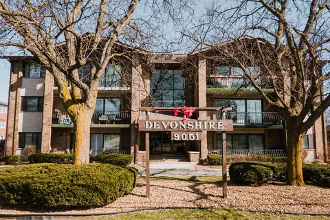 9051 S Roberts Rd #104, Hickory Hills, IL 60457