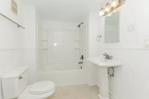 Bath - 902 N Linden St, Normal, IL 61761 photo 2 of 2