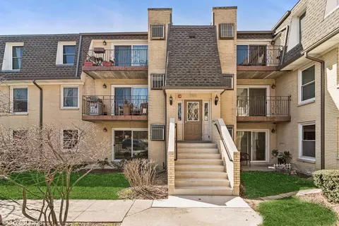 808 N River Rd #1A, Mount Prospect, IL 60056