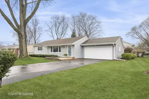 135 Scott Dr, East Dundee, IL 60118
