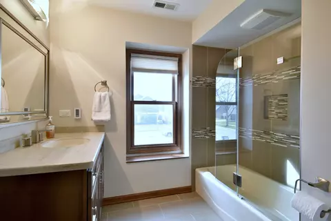 Bath - 437 Deanna Dr, Bartlett, IL 60103 photo 4 of 5