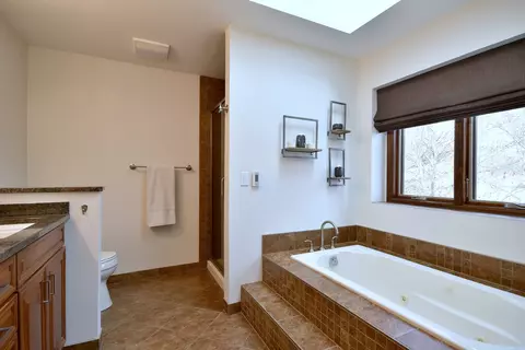 Bath - 437 Deanna Dr, Bartlett, IL 60103 photo 3 of 5