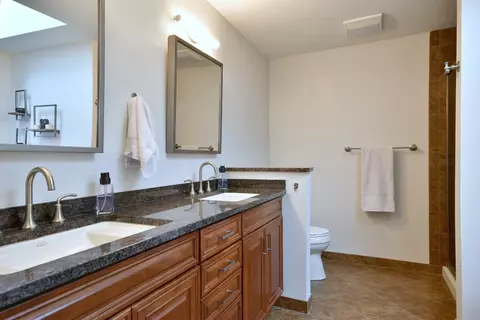 Bath - 437 Deanna Dr, Bartlett, IL 60103 photo 2 of 5