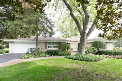 44 Lagoon Dr, Hawthorn Woods, IL 60047