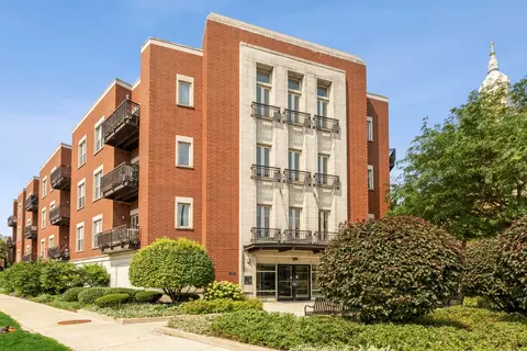 1075 W Roosevelt Rd #204, Chicago, IL 60608