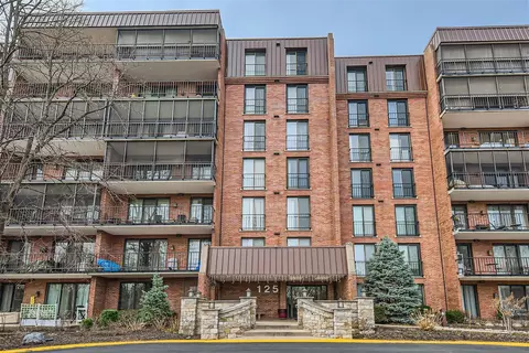 125 Acacia Cir #107, Indian Head Park, IL 60525