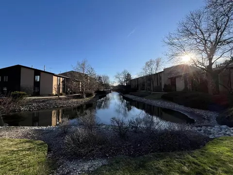 6103 Knoll Valley Dr #104, Willowbrook, IL 60527