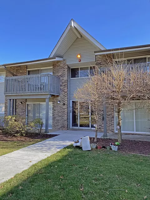 16 W641 Mockingbird Ln #201, Willowbrook, IL 60527