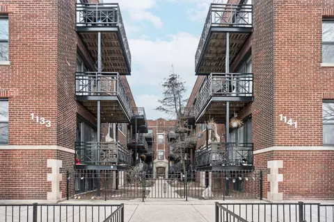 1137 W Grace St #1E, Chicago, IL 60613
