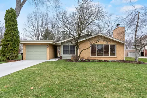 222 Lakeshore Dr, Crystal Lake, IL 60014