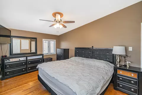 Bedroom - 1915 Greenleaf Ave, Des Plaines, IL 60018 photo 1 of 4