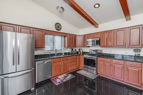 Kitchen - 1915 Greenleaf Ave, Des Plaines, IL 60018 photo 4 of 5