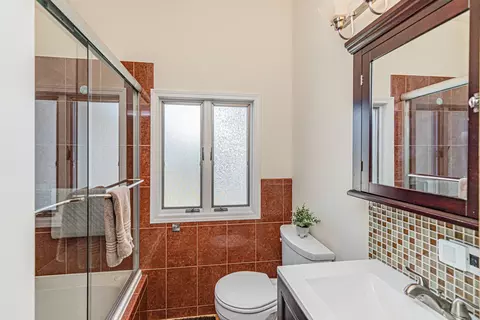 Bath - 1915 Greenleaf Ave, Des Plaines, IL 60018 photo 1 of 2