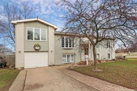 131 Sunshine Ln, Woodstock, IL 60098
