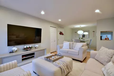 Living - 1480 Stonebridge Cir #D2, Wheaton, IL 60189 photo 2 of 3