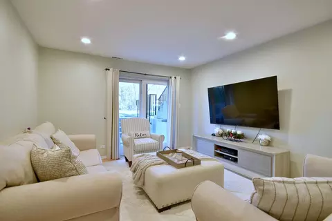 Living - 1480 Stonebridge Cir #D2, Wheaton, IL 60189 photo 1 of 3