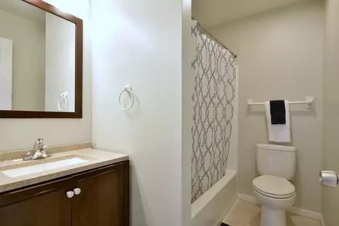 Bath - 1480 Stonebridge Cir #D2, Wheaton, IL 60189 photo 2 of 4