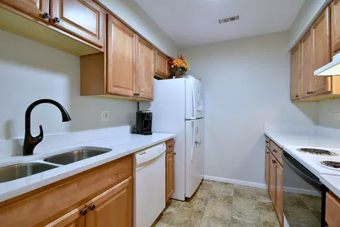 Kitchen - 1480 Stonebridge Cir #D2, Wheaton, IL 60189 photo 3 of 5