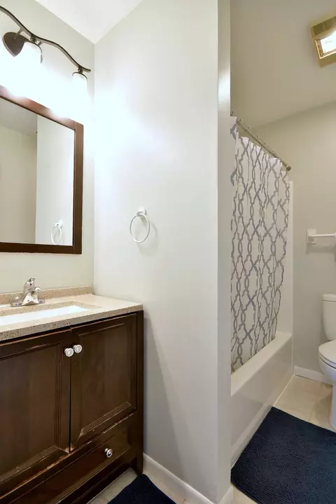Bath - 1480 Stonebridge Cir #D2, Wheaton, IL 60189 photo 1 of 4