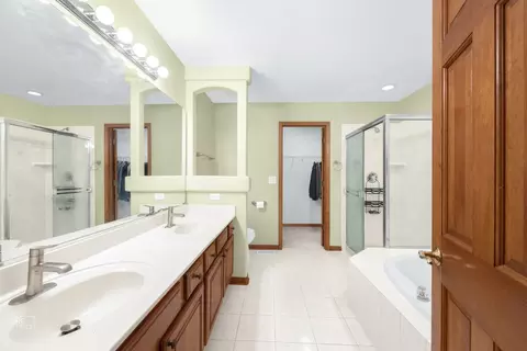 Bath - 699 E Nerge Rd, Roselle, IL 60172 photo 1 of 3