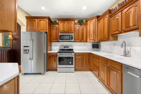 Kitchen - 699 E Nerge Rd, Roselle, IL 60172 photo 1 of 4