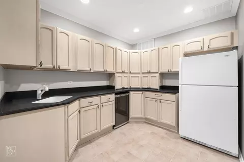 Kitchen - 699 E Nerge Rd, Roselle, IL 60172 photo 3 of 4