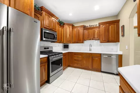 Kitchen - 699 E Nerge Rd, Roselle, IL 60172 photo 2 of 4