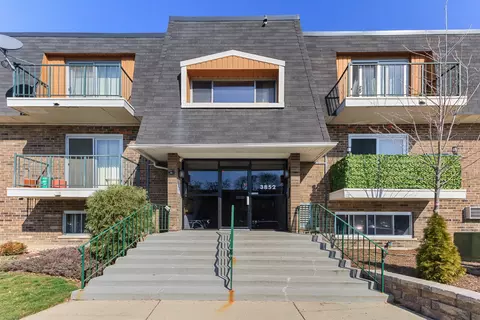 3852 S Parkway Dr #1A, Northbrook, IL 60062