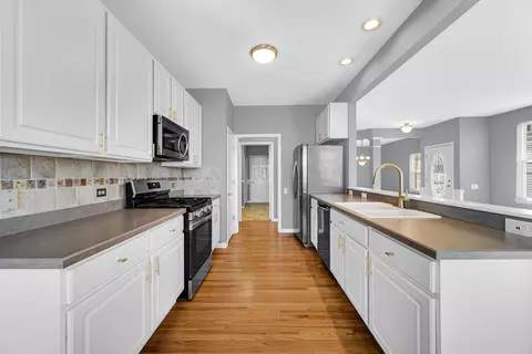 Kitchen - 20 Twickenham Ct, Algonquin, IL 60102 photo 1 of 3