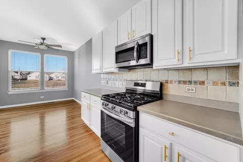 Kitchen - 20 Twickenham Ct, Algonquin, IL 60102 photo 2 of 3