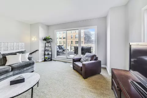 Living - 1248 W Monroe St, Chicago, IL 60607 photo 5 of 6