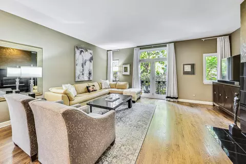 Living - 1248 W Monroe St, Chicago, IL 60607 photo 1 of 6