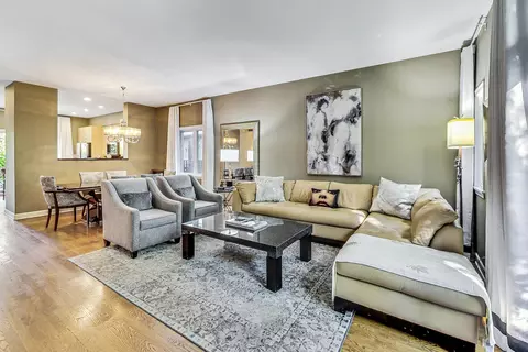 Living - 1248 W Monroe St, Chicago, IL 60607 photo 2 of 6