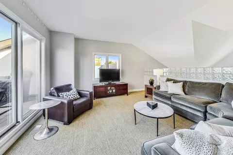 Living - 1248 W Monroe St, Chicago, IL 60607 photo 4 of 6