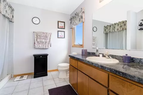 Bath - 702 Long Ridge Trl, Minooka, IL 60447 photo 2 of 3